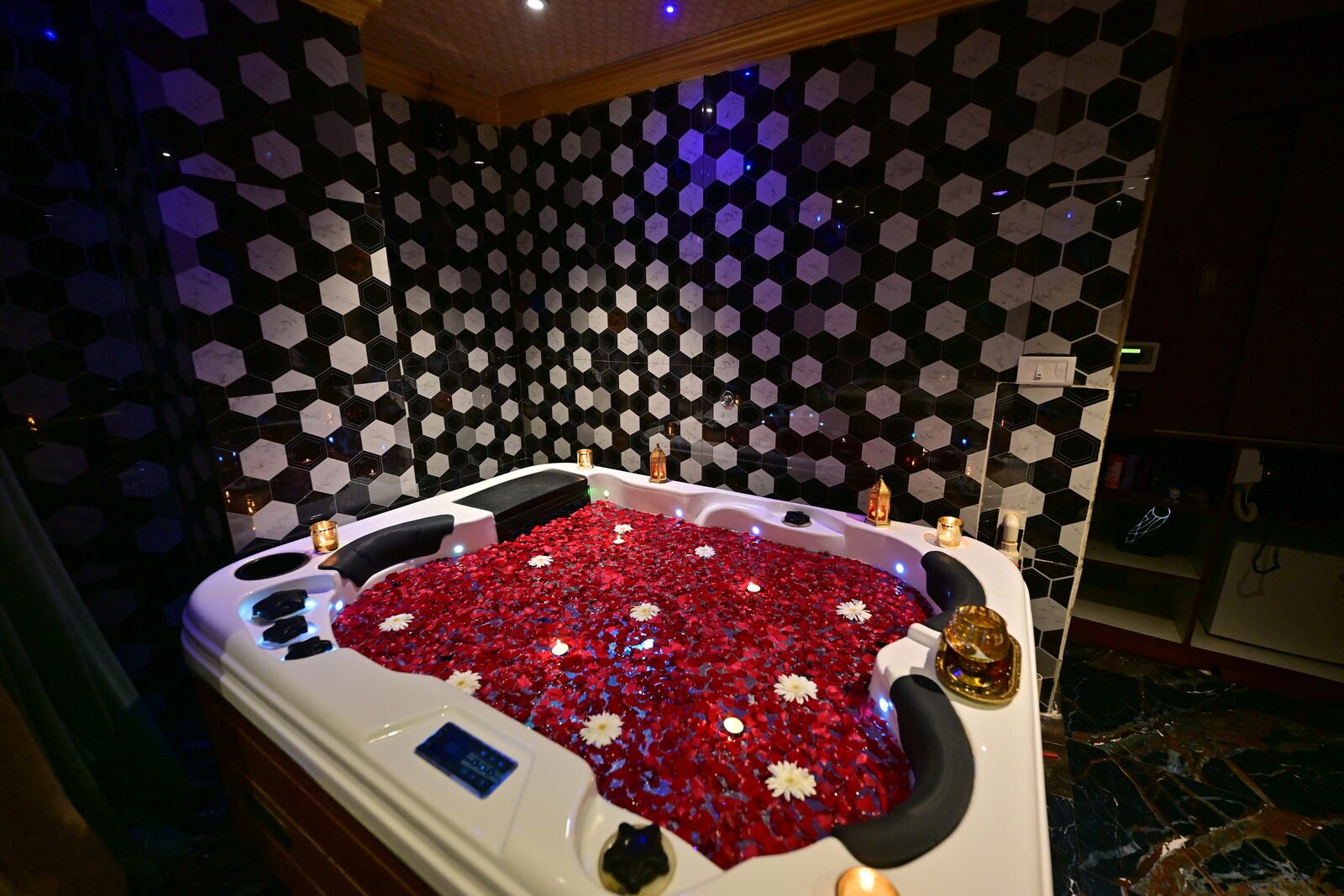 Aura Thai Spa private jacuzzi suite — Kammanahalli, Bengaluru